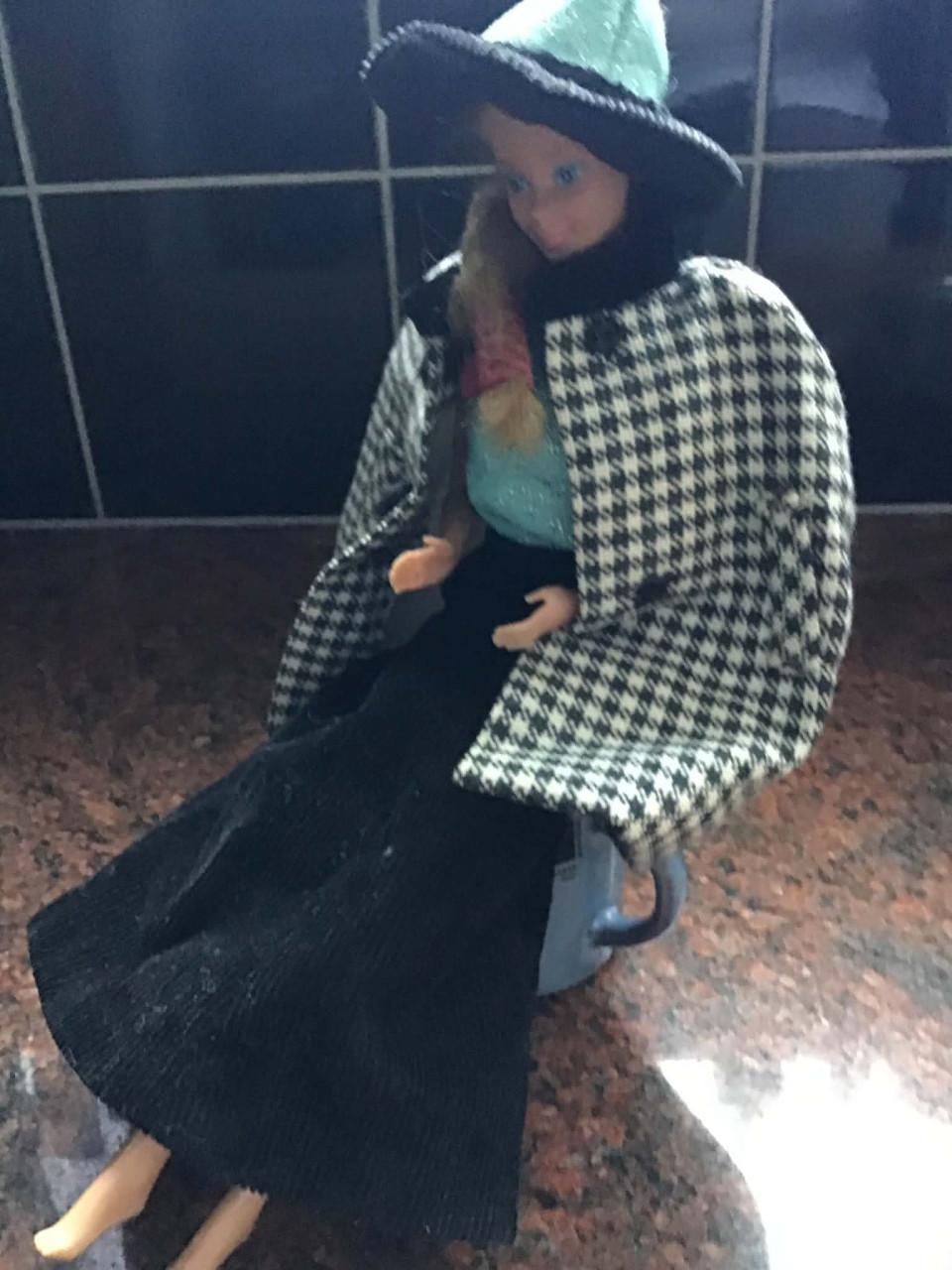 Vintage Barbie pop met hoed en jas