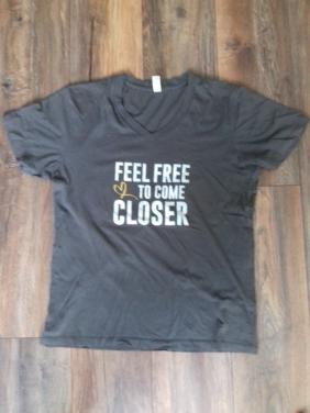 T-shirt: Feel Free To Come Closer