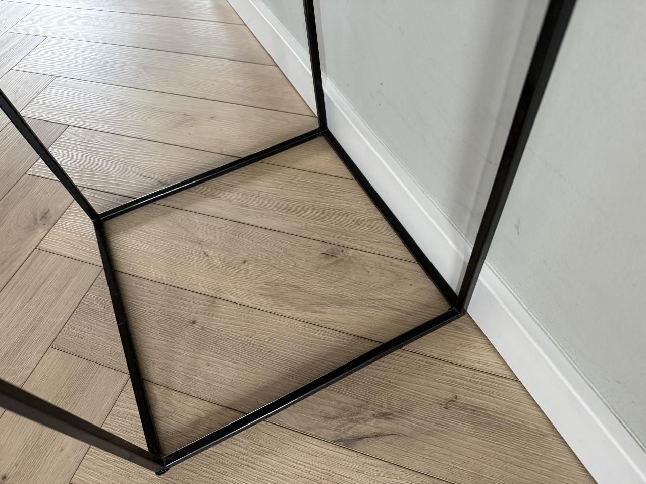 Bijzettafel/ plantentafel. Marmer blad/ Metalen frame. 35x35x50 cm.