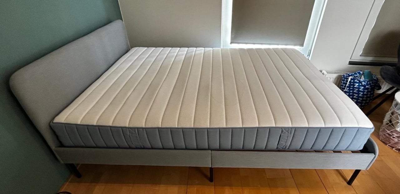 Bed+ matras (1m40 x 2m) te koop