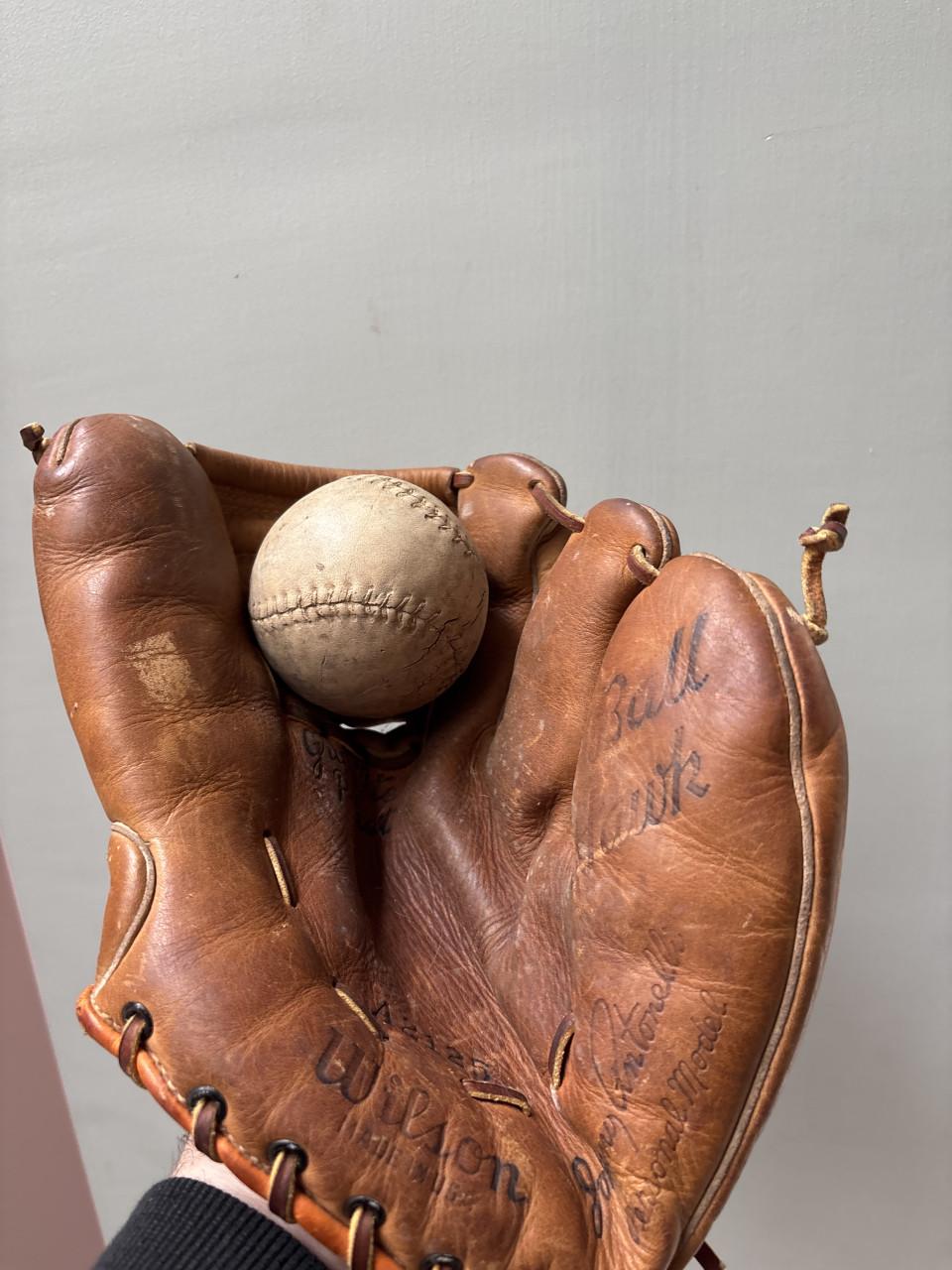 Vintage Klassieke Wilson Honkbalhandschoen (Inclusief Bal!) - Een Stukje Ge