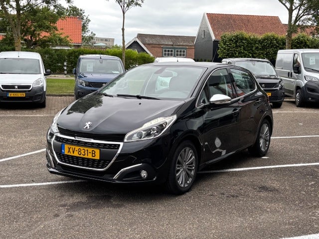 Peugeot 208 blue l. allure 1.2 pt-82pk | navigatie & bluetooth & applecarpl