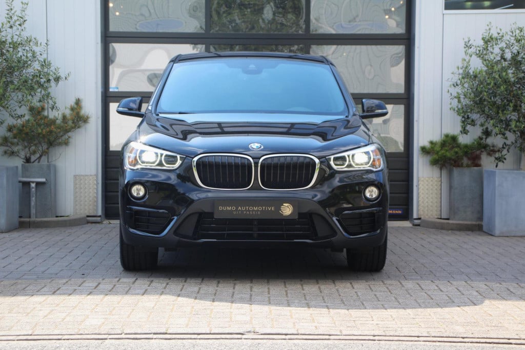 BMW X1 xdrive20i sport line automaat - led - pano - navi - stoel verw - cru