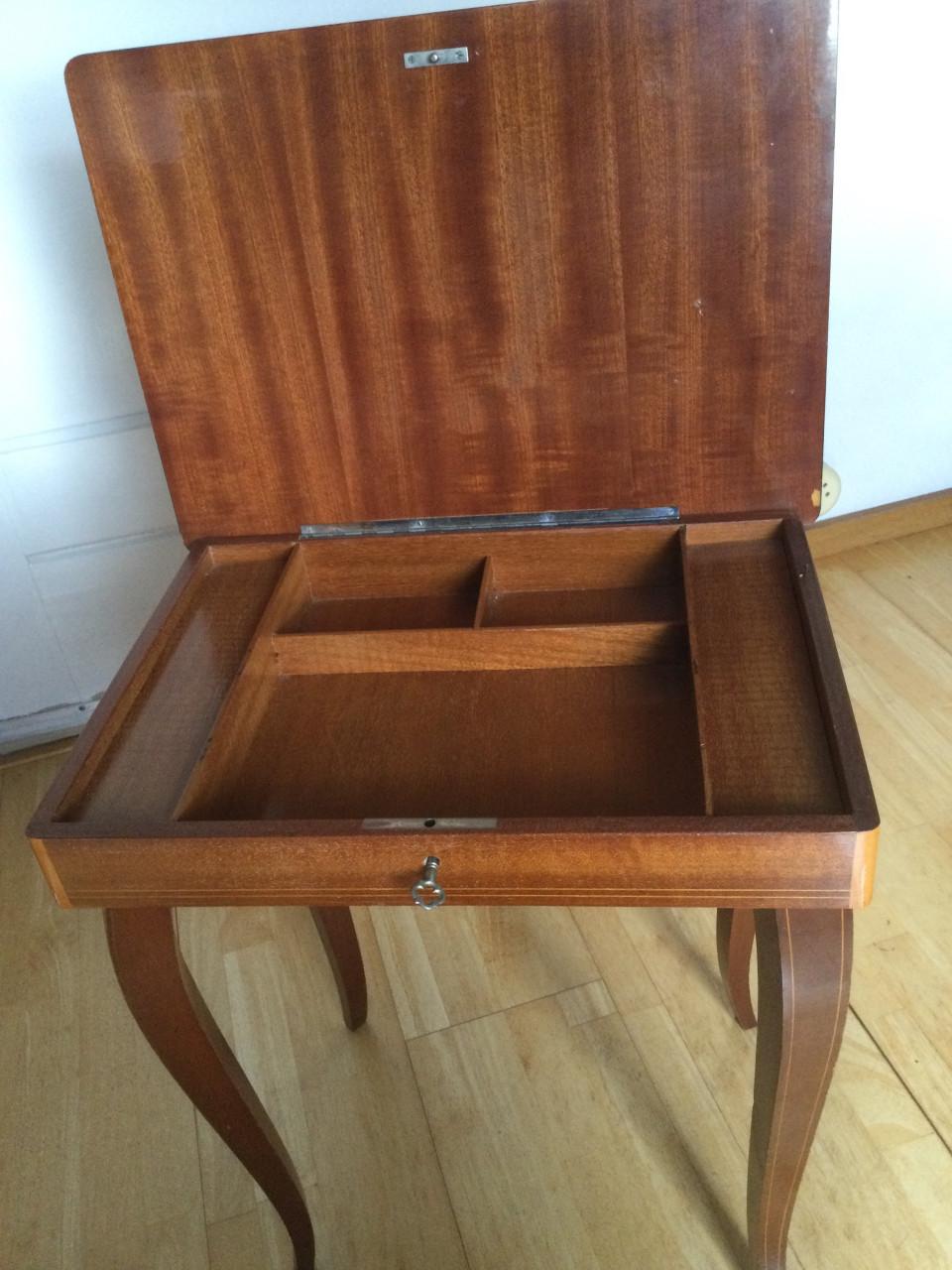 Tafeltje met speeldoosje