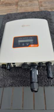 TE KOOP: Omvormer zonnepanelen.