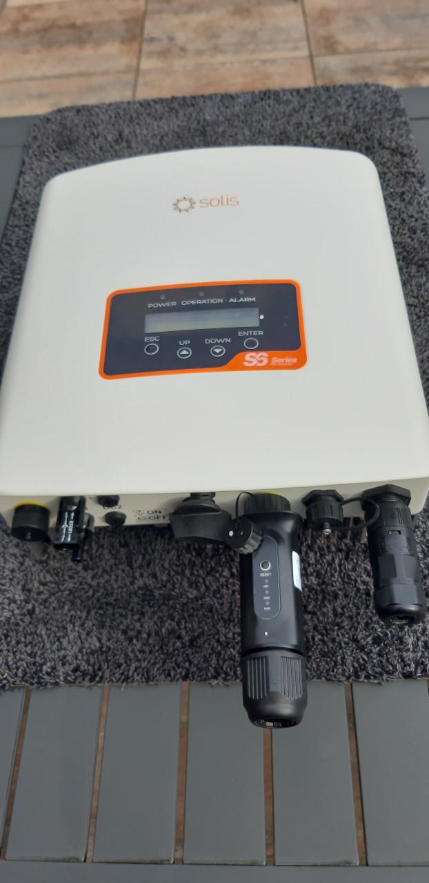 TE KOOP: Omvormer zonnepanelen.