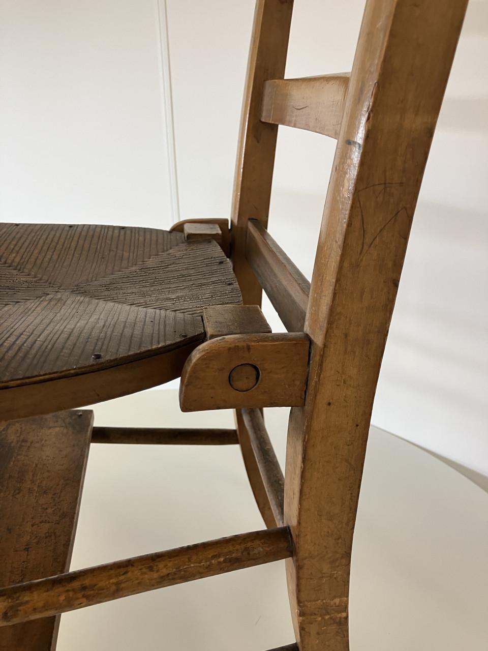 Oude, authentieke houten ladderback‑stoel