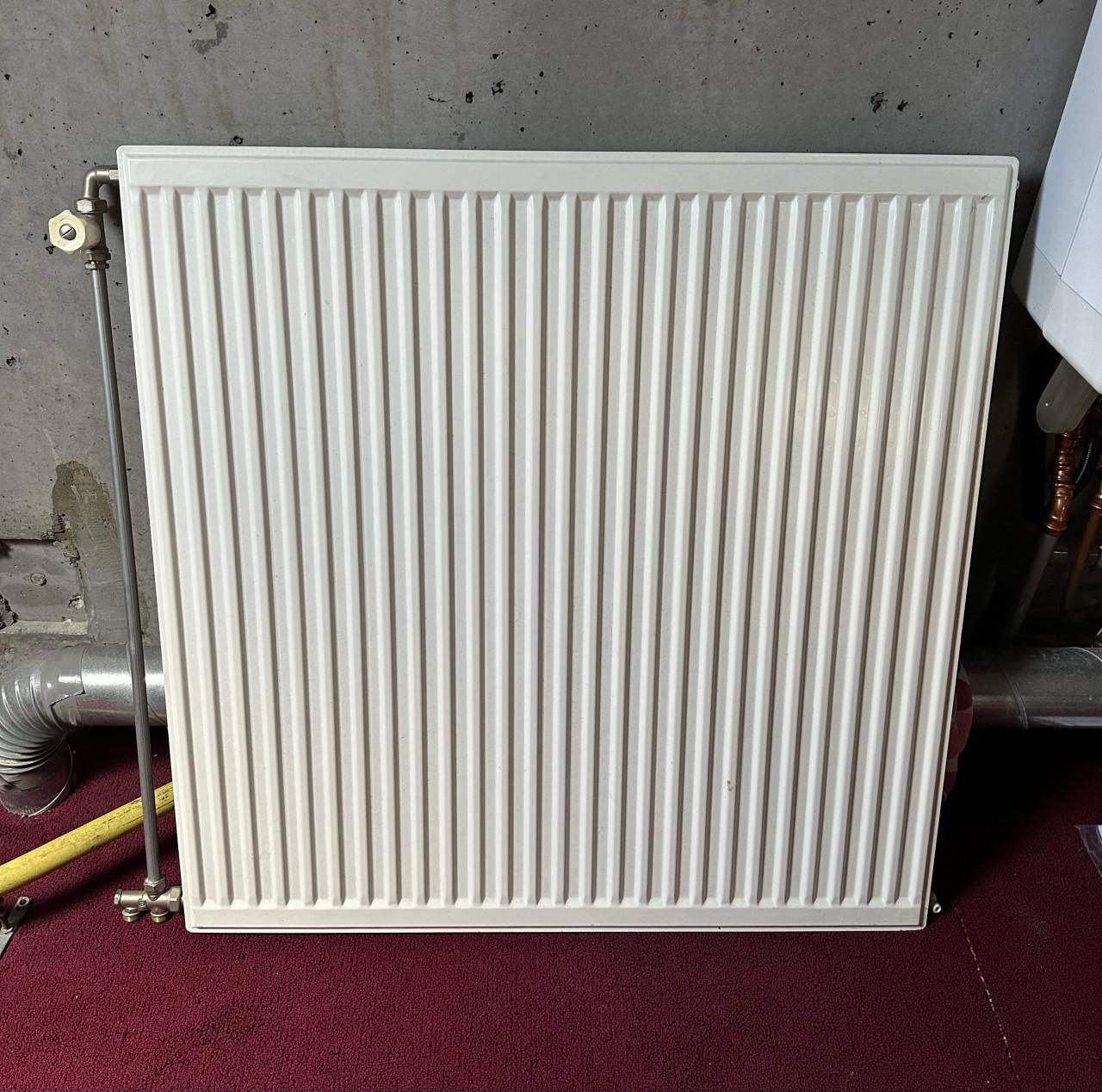 Te koop zo goed als nieuwe radiator met aansluitingen en beugels