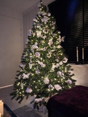 Grote kunst kerstboom met ingebouwd licht en voet