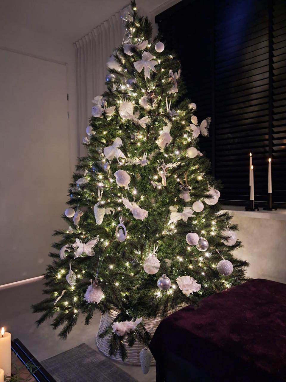 Grote kunst kerstboom met ingebouwd licht en voet