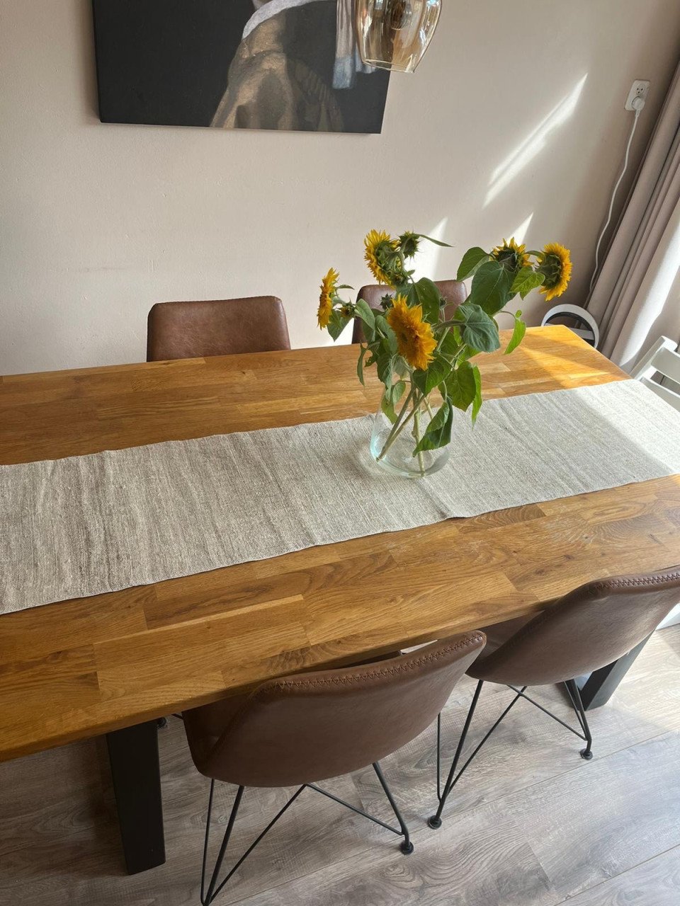 Houten eettafel met zwarte stalen poten