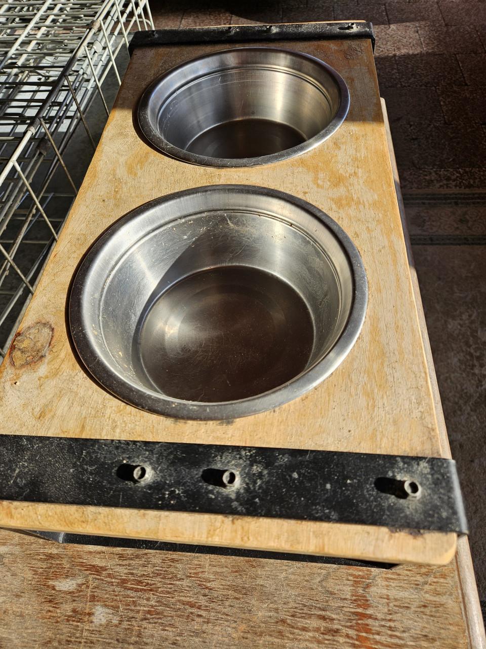 Honden voer en drinkbak