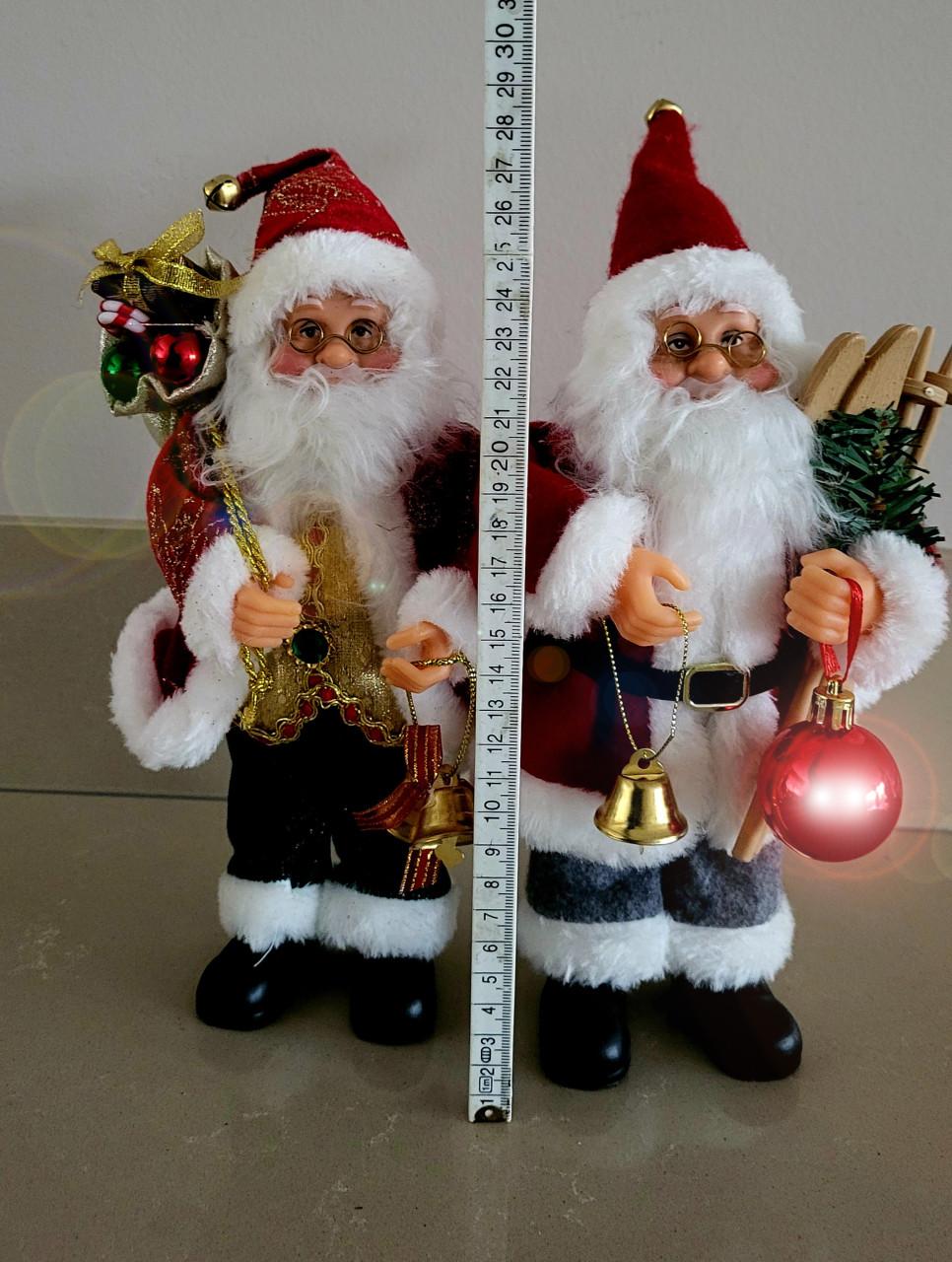 2 verschillende Kerstmannen 28 cm hoog (zo goed als nieuw)