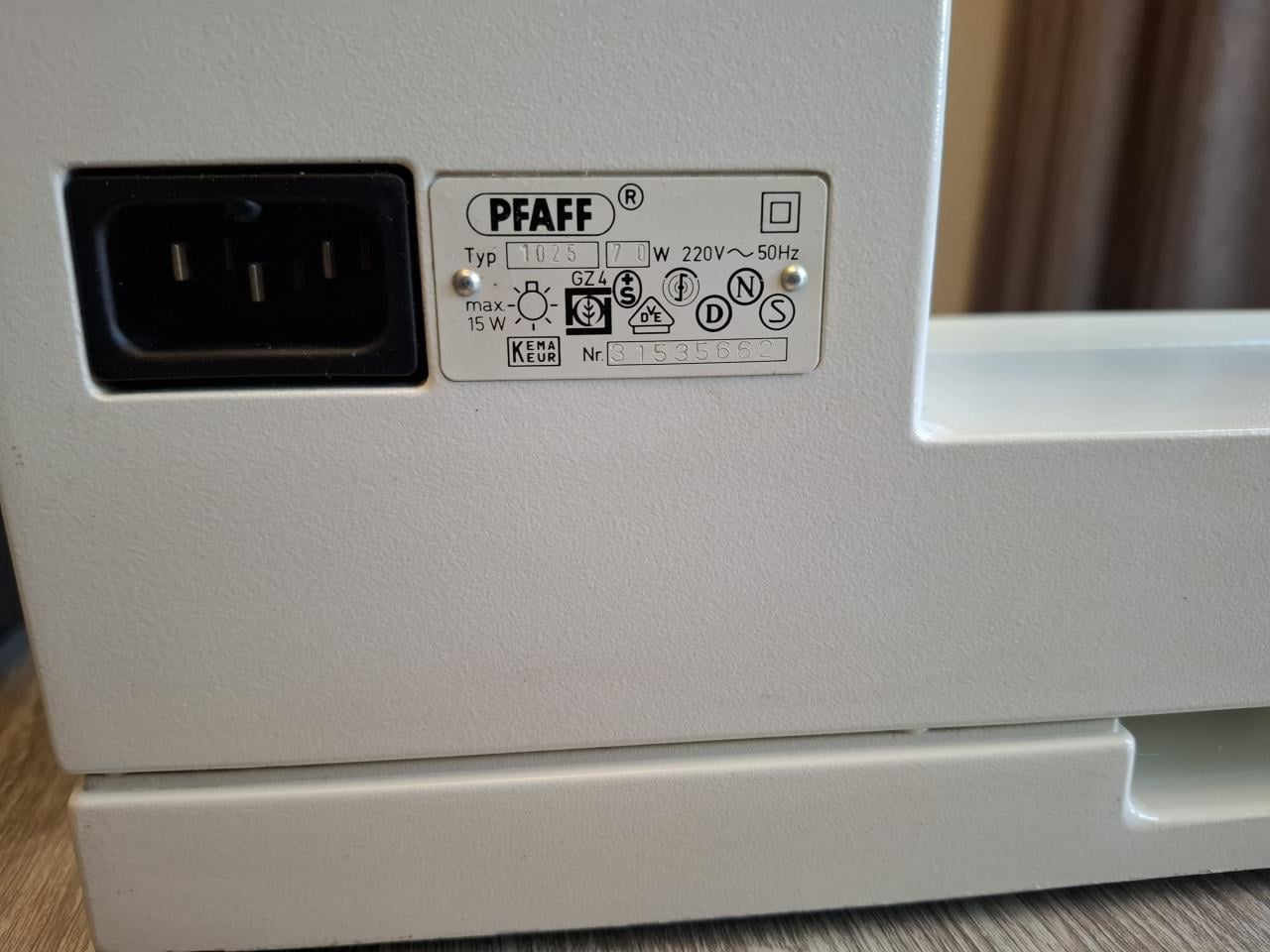 Pfaff tiptronic 1025 Naaimachine met accessoires.