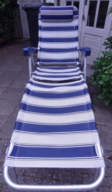2 fijne en stabiele tuinstoelen. 1 heeft een extra neksteun.