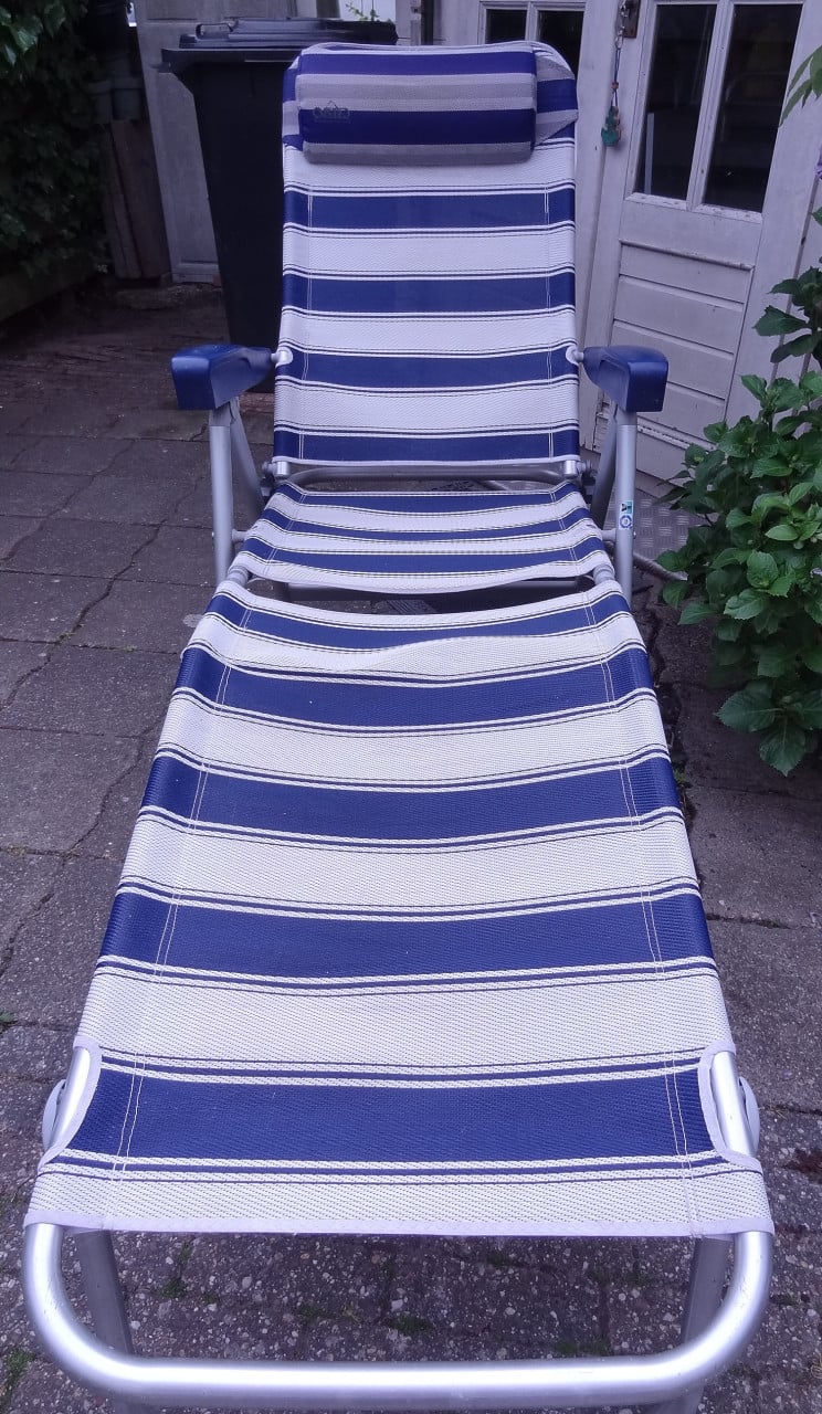 2 fijne en stabiele tuinstoelen. 1 heeft een extra neksteun.
