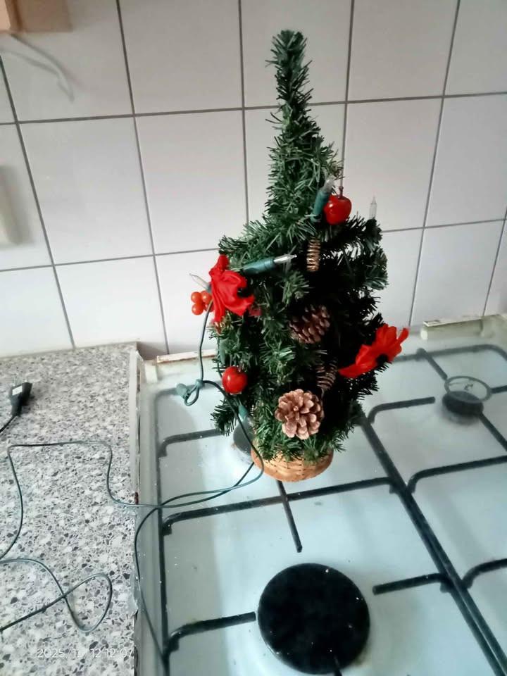 Kleine kunst kerstboom met verlichting