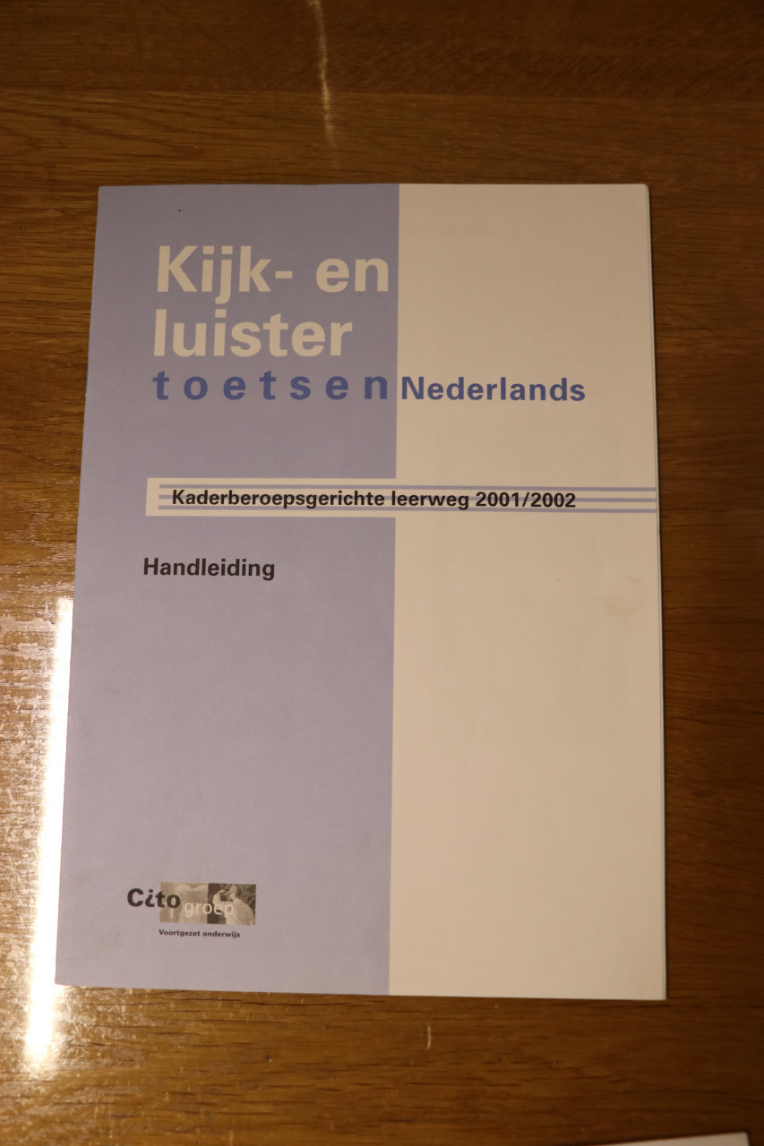 Kijk- en luistertoets Nederland Kaderberoepsgerichte leerweg 2001/2002