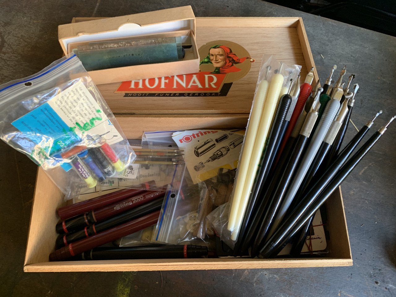 Te koop 2 sigarendoosjes met diverse inhoud