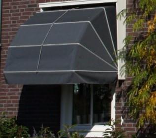 Op maat gemaakte verduisterende zonwering + herstofferen van zonneschermen