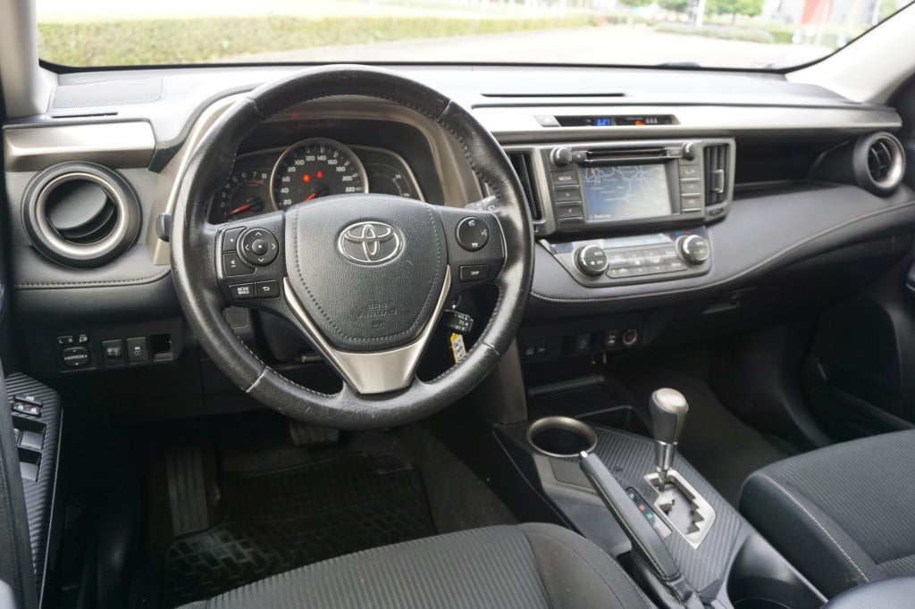 Toyota Rav4 2.0 dynamic 4wd - automaat- airco / navi / cruise / elektr. ram