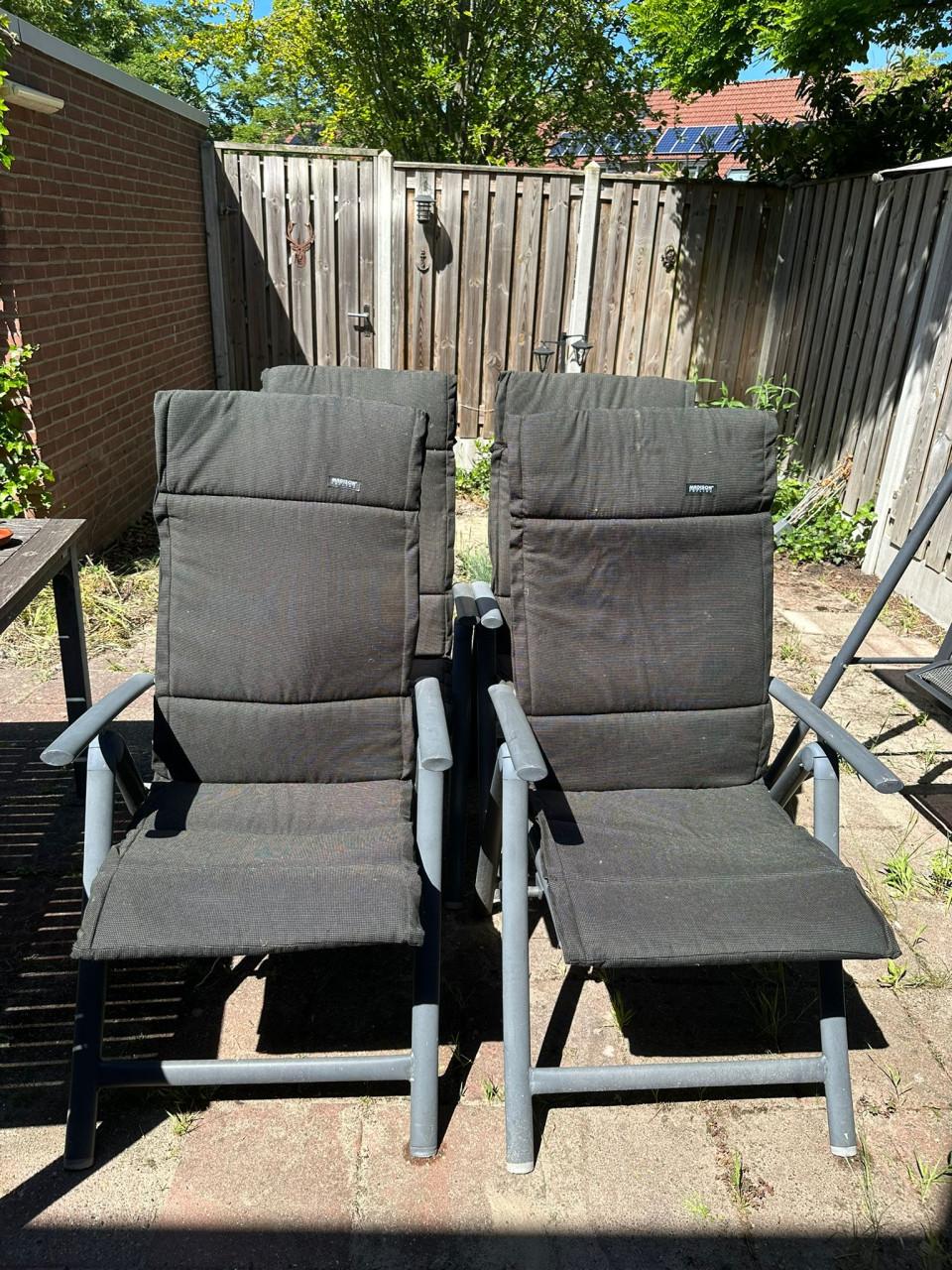 Vier tuinstoelen + opbergbak + tuintafel