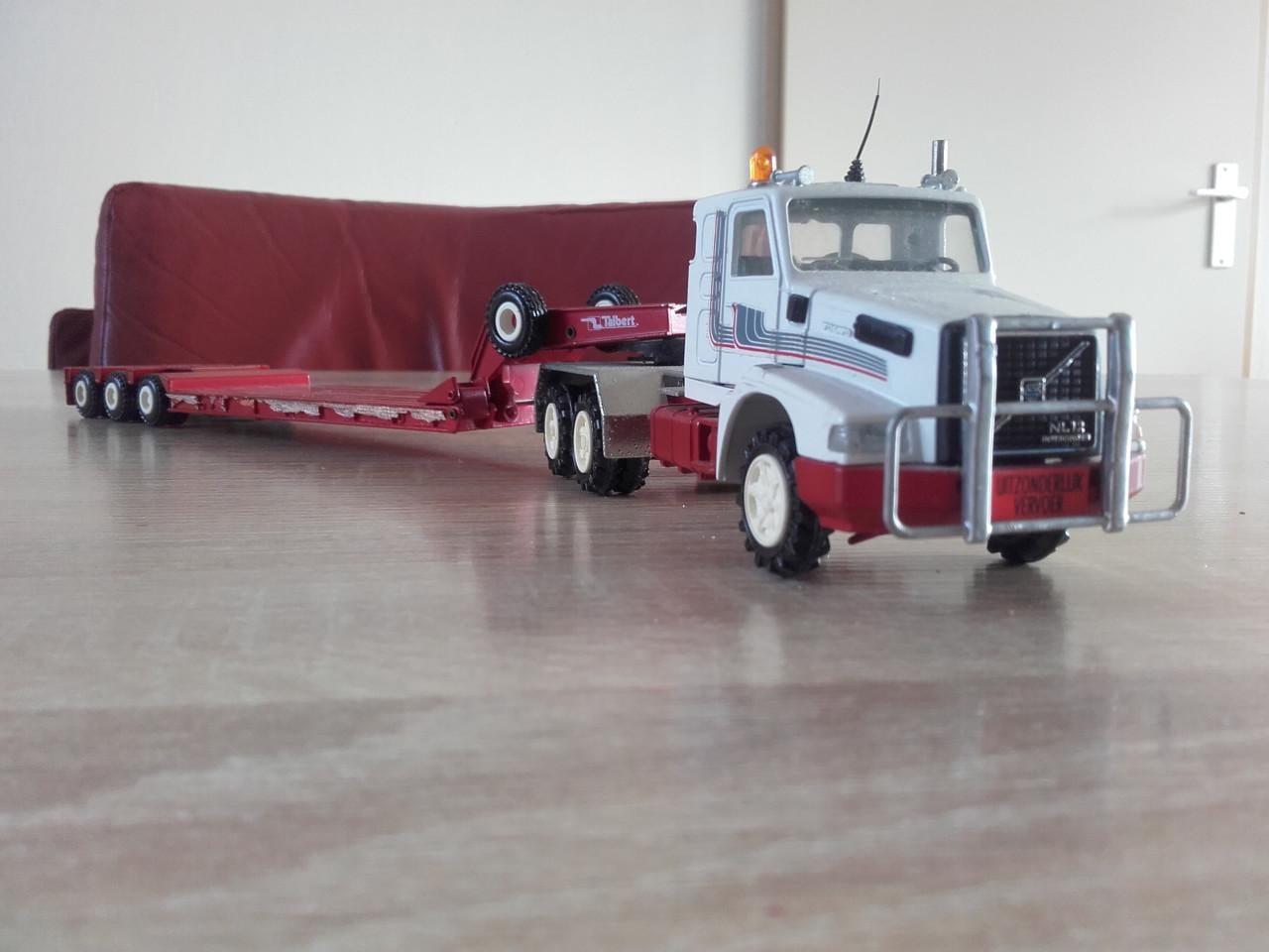 Volvo met dieplader van Conrad.