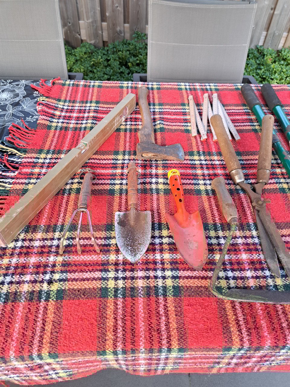 Tuingereedschap grote hamer, zeisje,  voor de starter etc.