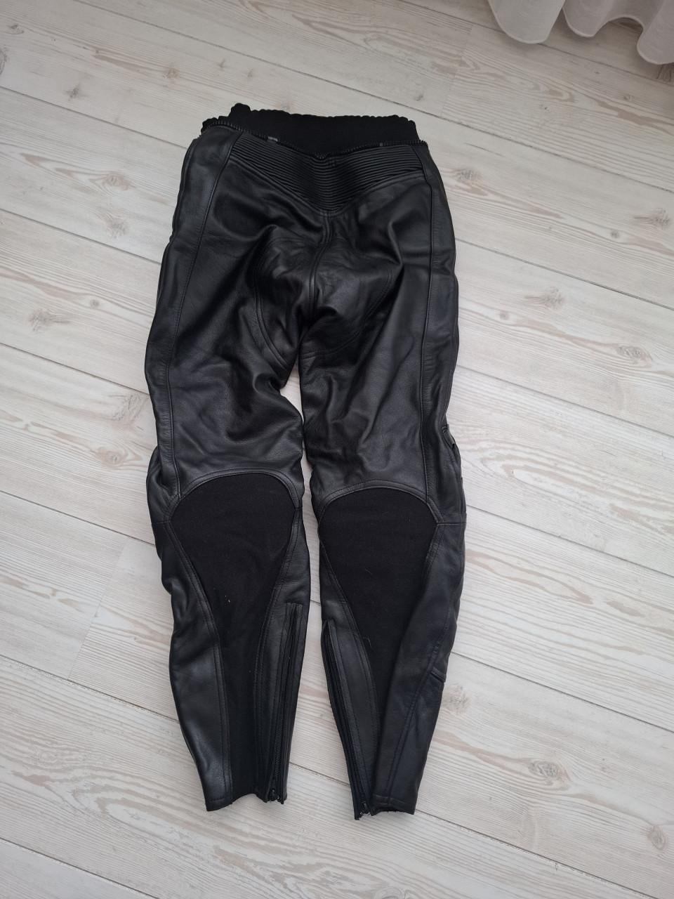 Schragen, motorsteun, fische reader, dames motorbroek enz