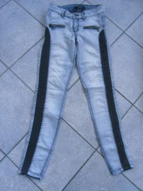 LICHTBLAUWE BROEK MET BIES MAAT 40