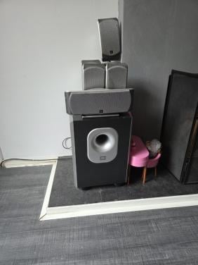 JBL sub 200/230 + 6 speakertjes.