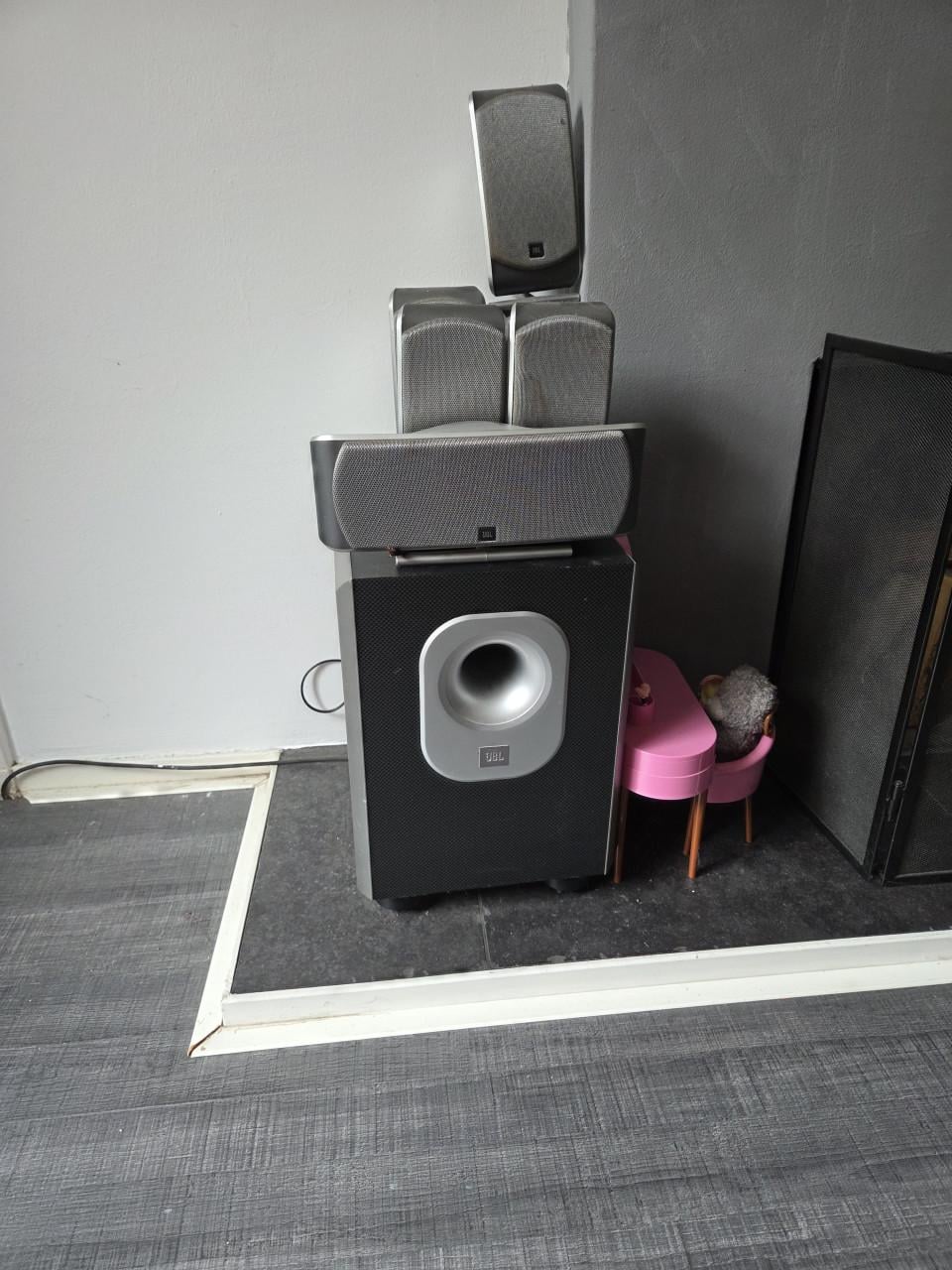 JBL sub 200/230 + 6 speakertjes.