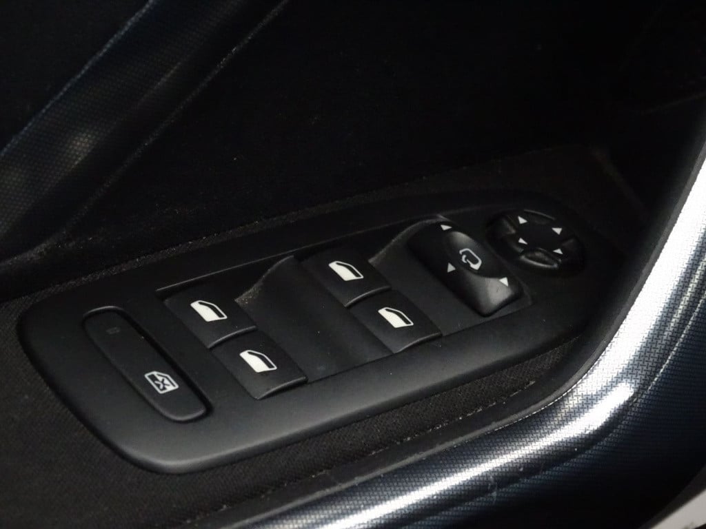 Peugeot 2008 1.2 puretech gt-line | pano | trekhaak | bluetooth | navi