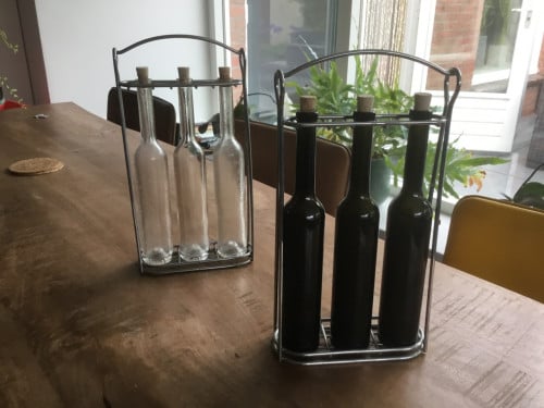 Twee olie-en azijnrekjes voor in de keuken.