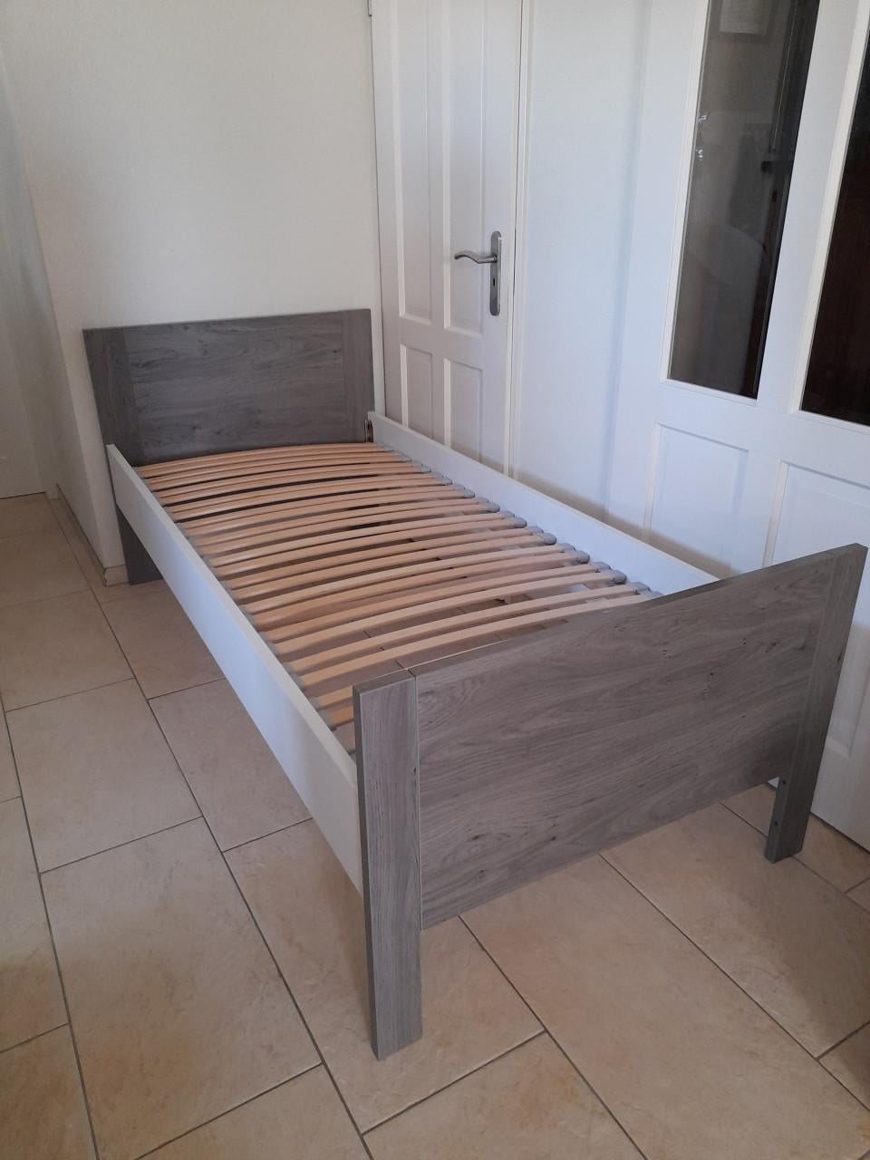 Stevig 1 persoons bed 90 x 200 (in goede nette staat )
