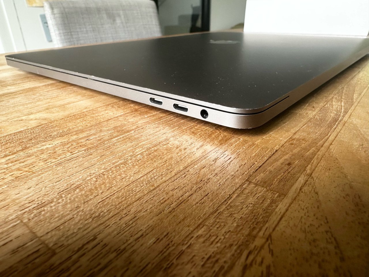 Apple MacBook Pro - 2.2ghz 6-core i7 - 16gb