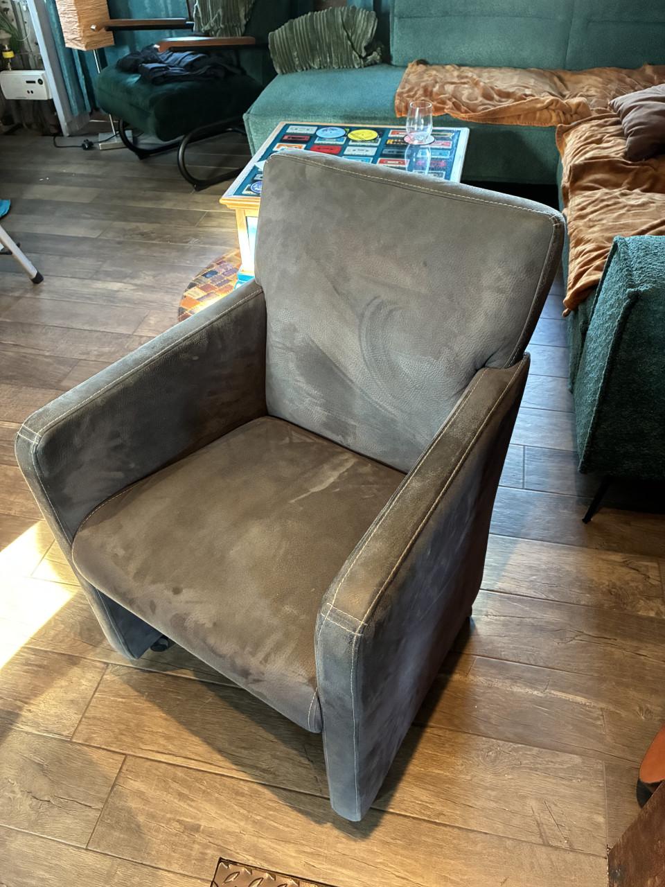 Eetkamertafel en 4 eetkamerstoelen gratis!!!