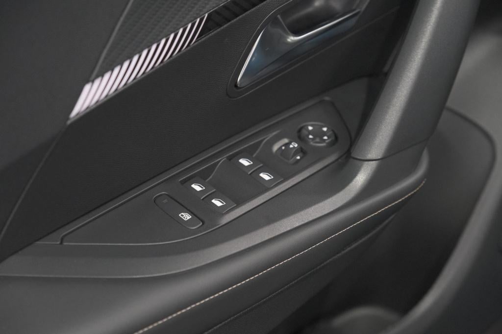 Peugeot E-2008 ev allure avantage 54 kwh | 98% soh | 11 kw lader | apple ca
