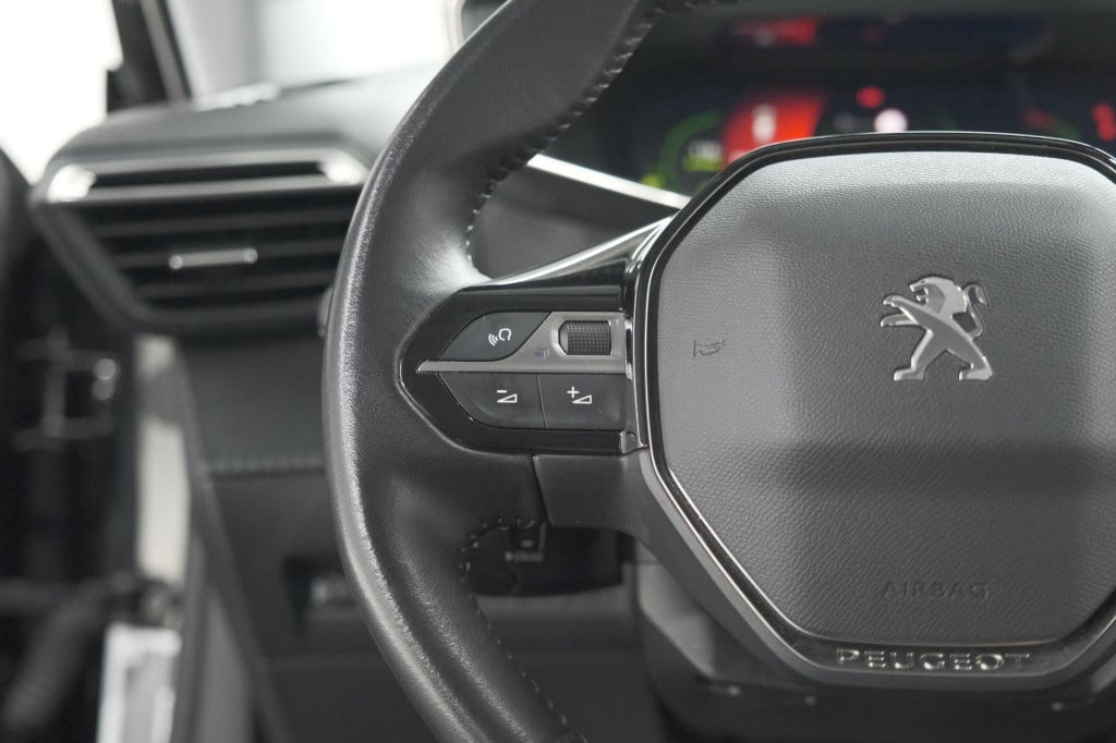 Peugeot 2008 puretech 130 blue lease allure | camera | navigatie | apple ca
