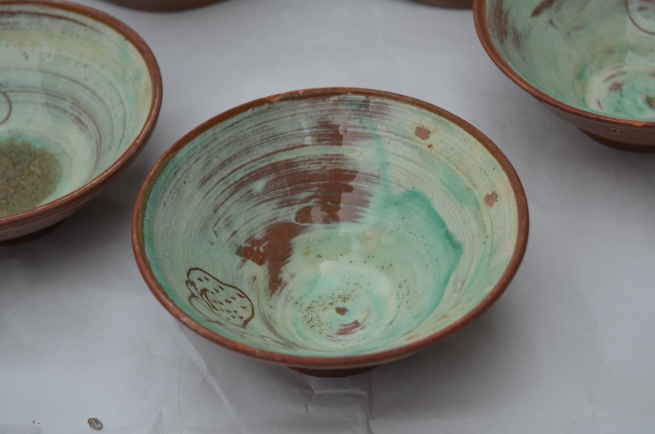 Keramiek 4 schaaltjes gesigneerd 'Haemstede' denk ik.