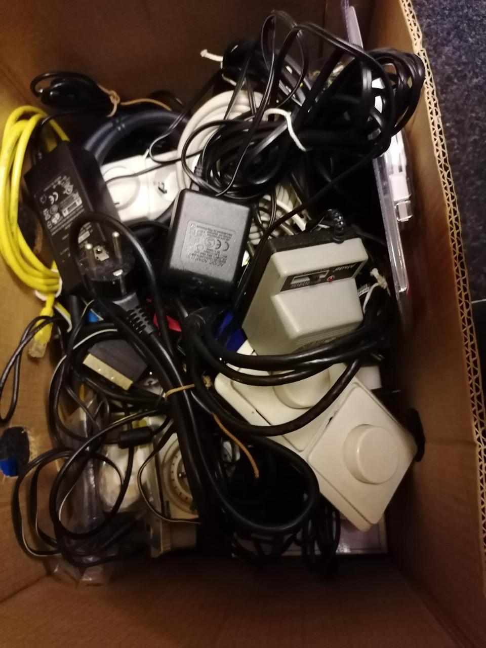 Doos met adapters en vele andere items