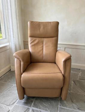 Prominent sta op en relax fauteuil, elektrisch bedienbaar