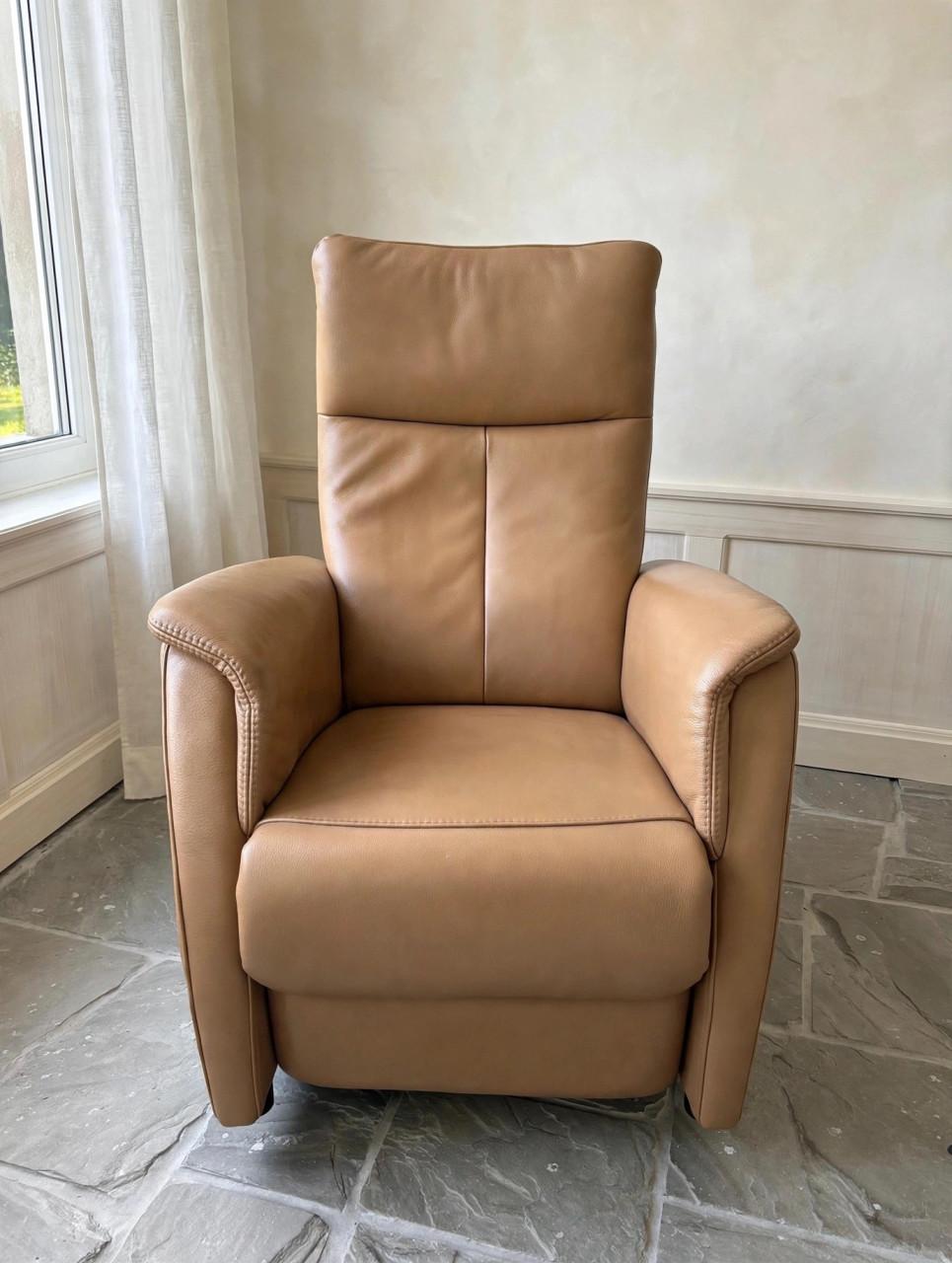 Prominent sta op en relax fauteuil, elektrisch bedienbaar