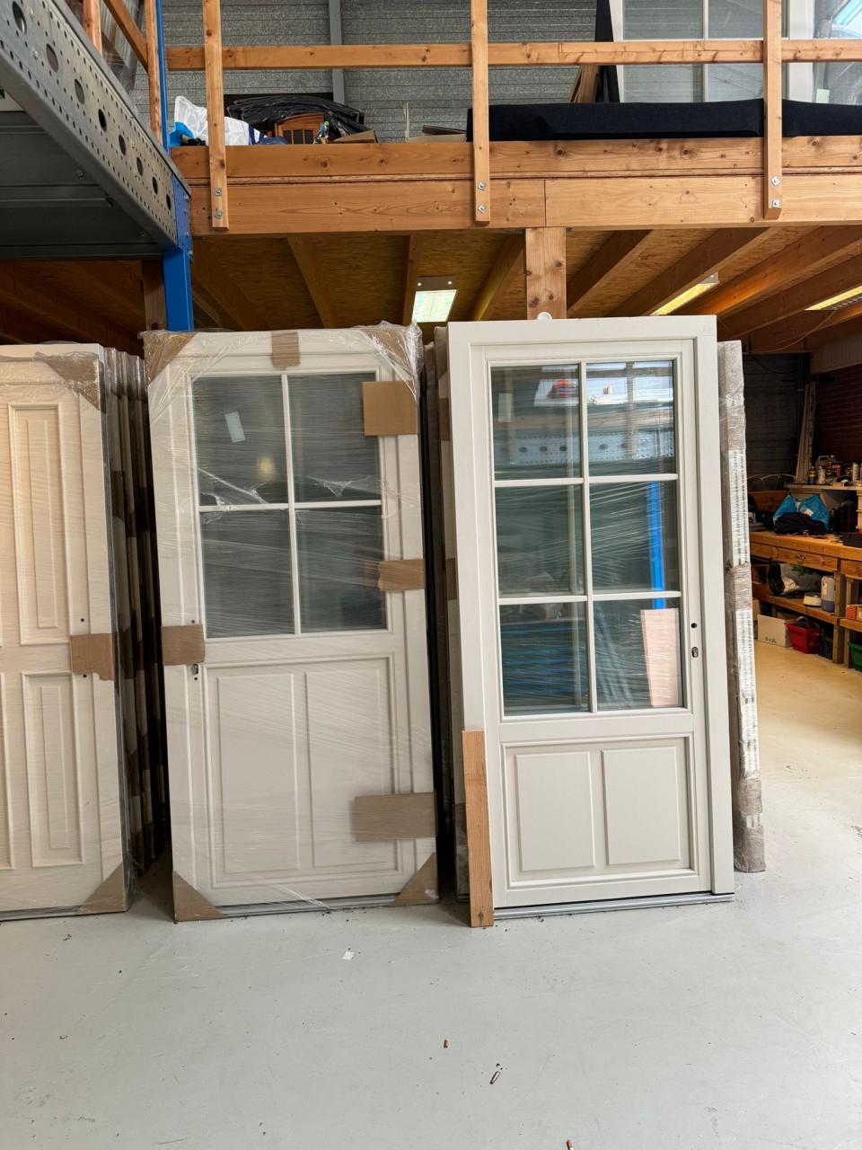 Loods vol nieuwe meranti houten kozijnen