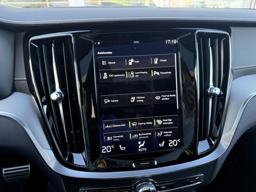 Volvo V60 t6 398pk recharge r-design| panodak| adap.cruise| 360camera| sty