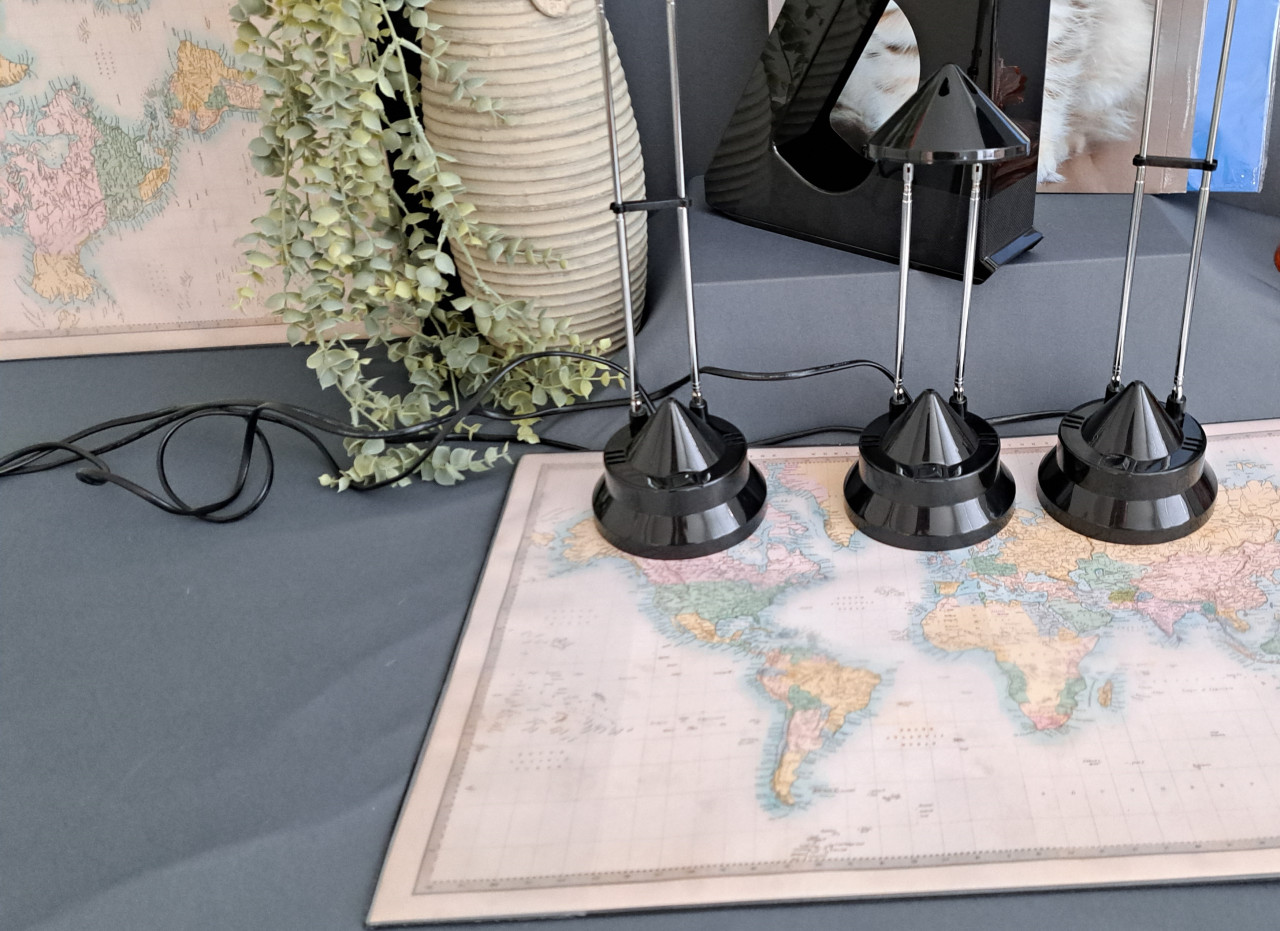 3 x bureaulamp en diverse bureauartikelen