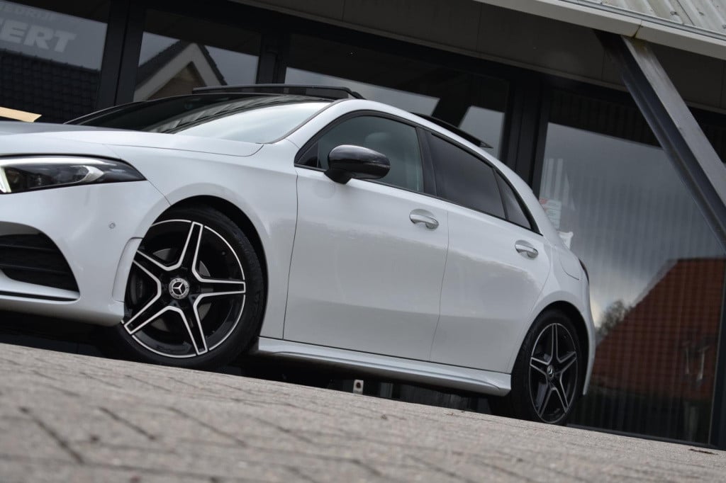 Mercedes-Benz A-Klasse 180 amg night | sfeerverlichting | panoramadak | app