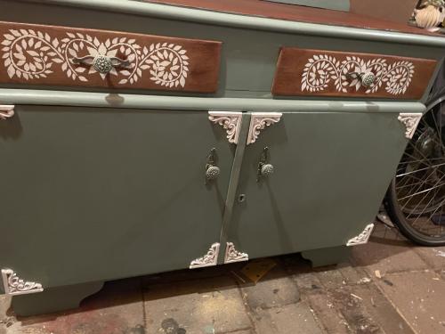 Uniek landelijk kastje