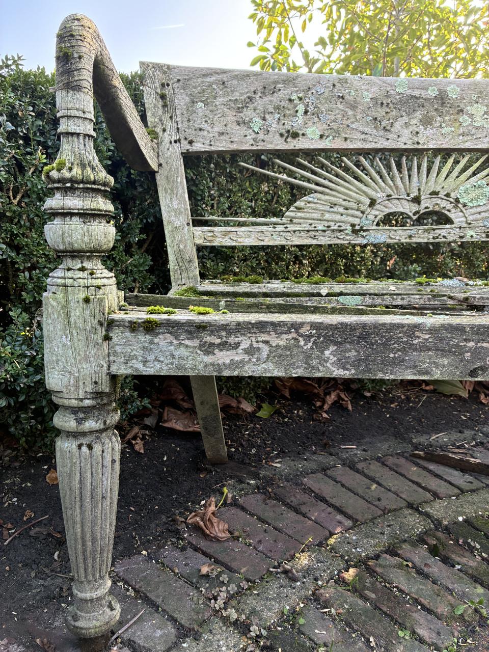 Opknapper: teakhouten bankje