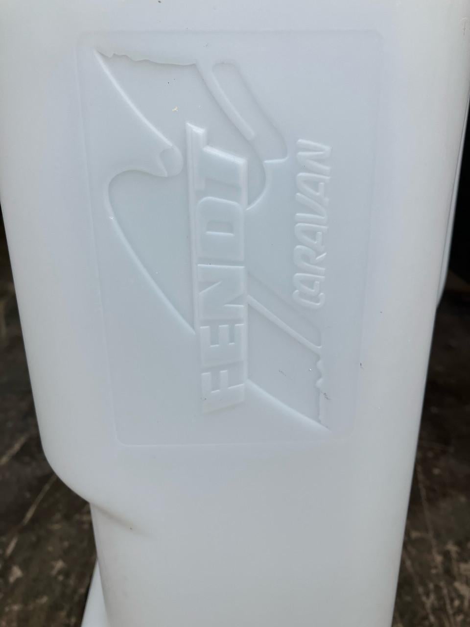 Jerrycan op wieltjes.